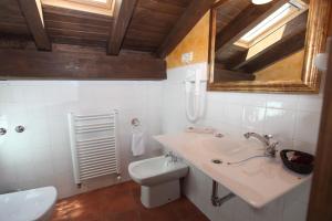 拉德拉达玛丽亚别墅旅馆的一间带水槽、卫生间和镜子的浴室