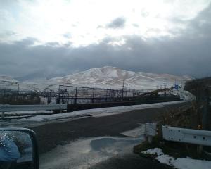 郡上市Mizubaso的一条有雪覆盖的山路