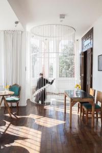 瓦尔帕莱索阿斯托雷卡宫酒店的客厅,配有桌子,人透过窗户
