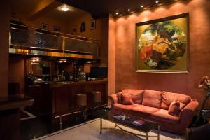 比雷埃夫斯阿尔法酒店的带沙发和酒吧的客厅