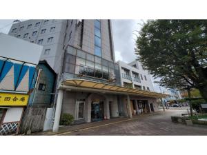 延冈市Nobeoka Urban-Hotel - Vacation STAY 30525v的街道上高大的建筑,设有阳台