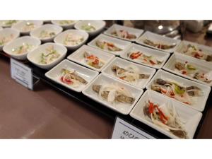 延冈市Nobeoka Urban-Hotel - Vacation STAY 30534v的装满不同种类食物的展示盒