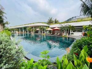 Thanh CaoVilla 3 bedrooms Venus resort by Flamigo with warm water swimming pool的大楼前的游泳池