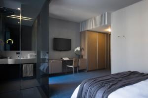 卢布尔雅那库伯酒店的一间卧室配有一张床,浴室设有水槽