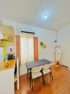 Lapu Lapu CityACL HOME -Island Staycation的一间带桌子和两把椅子的用餐室