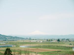 横手市CAMOSIBA旅馆及酒吧的山地景观