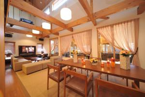 前桥市Maebashi - House - Vacation STAY 63941v的一个带桌子和沙发的大客厅