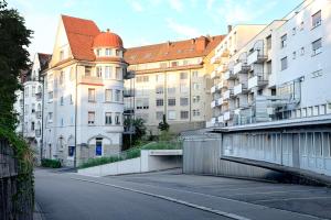 圣加仑VISIONAPARTMENTS St Gallen Rorschacherstrasse的大楼前空的街道