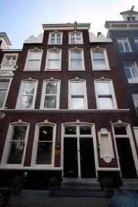 阿姆斯特丹Hotel Hortus的红砖建筑,有白色的窗户和门