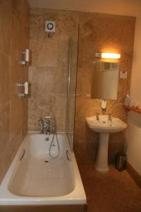 西蒙兹亚特皇家乡村民宿的带浴缸和盥洗盆的浴室