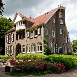 阿尔门罗森霍夫别墅的一座红屋顶的大型砖砌建筑