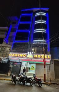 Aguas VerdesHotel Casino MrMoney的停在大楼前的一组摩托车