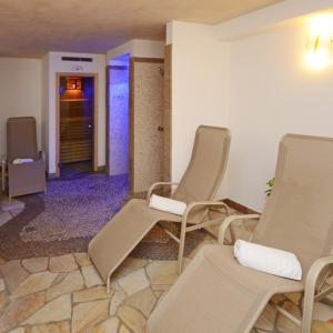 卡纳泽伊La Campagnola的一间设有椅子的房间和一个带门的走廊