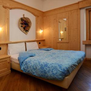 卡纳泽伊La Campagnola的一间卧室配有一张带蓝色棉被的床