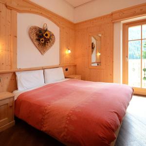 卡纳泽伊La Campagnola的卧室配有一张位于墙上的床铺。