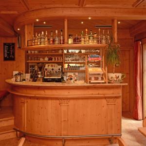 卡纳泽伊La Campagnola的一间设有柜台的房间里的大型木制酒吧