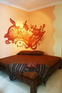 日惹马拉姆1001酒店的一间卧室配有一张壁画床
