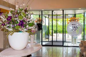 阿姆斯特尔芬阿姆斯多芬大酒店的一张大白花瓶,上面有鲜花