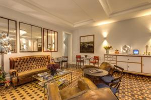 巴塞罗那巴塞罗那吾是维精品酒店的客厅配有沙发和桌子