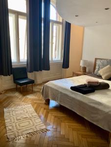 布达佩斯Cedar Inn Budapest - Palace District的一间卧室配有一张带蓝色窗帘和地毯的床