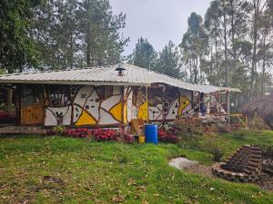 El TúnelGlamping Silvia的花园内带瓷砖屋顶的凉亭