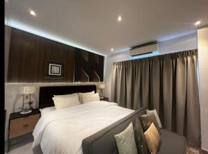 阿克拉The Signature Hotel Apartment Accra Ghana的一间卧室设有一张大床和一个窗户。