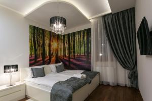 扎科帕内温泉贵宾套房公寓的一间卧室配有一张壁画床