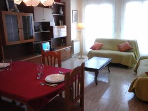 略夫雷加特河畔奥斯皮塔莱特费拉公寓的客厅配有桌子和沙发