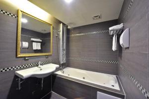 嘉年华汽车旅馆的一间浴室