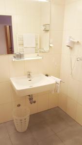 弗思祖尔戈登恩克朗酒店的白色的浴室设有水槽和镜子