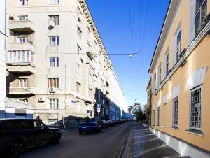 莫斯科克勒穆里奥斯卡亚公寓式酒店的城市街道,建筑物两侧有车辆停放