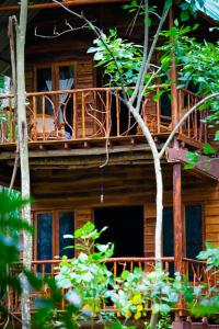 埃拉艾拉生态山间小屋的带阳台和树木的木屋