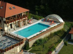 锡尔沃斯瓦里德萨拉吉卡里格特酒店的房屋旁游泳池的顶部景色