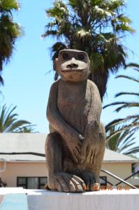 鲸湾港朗霍尔姆酒店的熊雕像坐在墙上