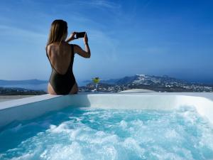 皮尔戈斯赞诺斯梅拉多兰酒店的一位女性拍着热水浴缸的照片