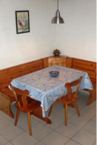 马贾卡萨伊琳酒店的一张带蓝桌布和两把椅子的餐桌