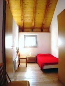 马贾卡萨伊琳酒店的一间设有红色床和窗户的客房
