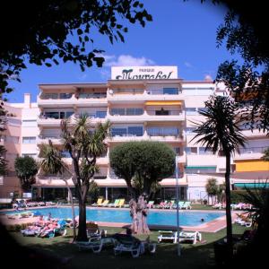 维拉摩拉Parque Mourabel, Oásis Village & Pé do Lago的大楼前设有游泳池的酒店