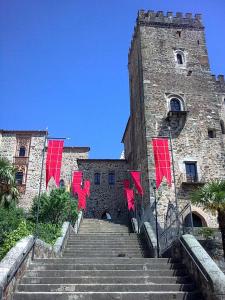 瓜达卢佩库拉索德锐欧教堂酒店的楼梯上带有红旗的石头建筑