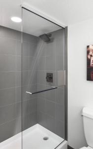 拉斯维加斯菲茨杰拉德拉斯维加斯酒店的浴室里设有玻璃门淋浴