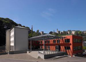 卢森堡卢森堡市青年旅舍的一座建筑旁边设有大棚的建筑