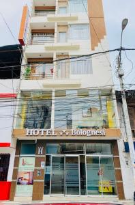 通贝斯Hotel Bolognesi Tumbes的一座与酒店和旅馆相连的建筑