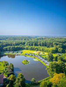 达尔沃沃Domki drewniane na Spławiu nad morzem的享有公园和湖泊的空中景致