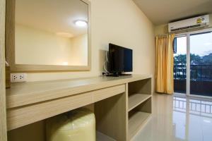 暖武里府大马广场公寓的客房设有书桌、电视和窗户。