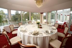 奥尔斯贝格ASLAN Kurpark Villa Olsberg的一间配备有白色桌椅的用餐室