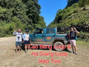 高平Cao Bang Loop Tour Office & Hostel - Car - Motorbike Rental - Easy Rider的三人站在土路吉普车旁边