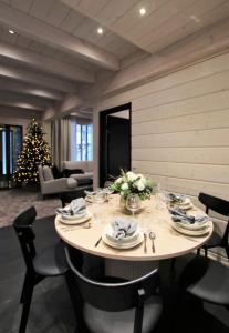 罗瓦涅米Santa's Luxury Boutique Villa, Santa Claus Village, Apt 1的一间设有桌子和圣诞树的用餐室