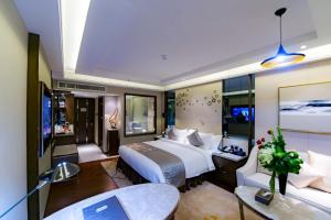 利雅德Braira Al Olaya的酒店客房,配有床和沙发