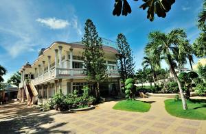 朱笃冬夏酒店的一座棕榈树建筑