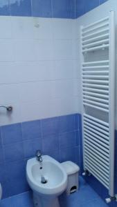 马里尔伊瓦Residence Lores 2的蓝色和白色的浴室设有卫生间和水槽